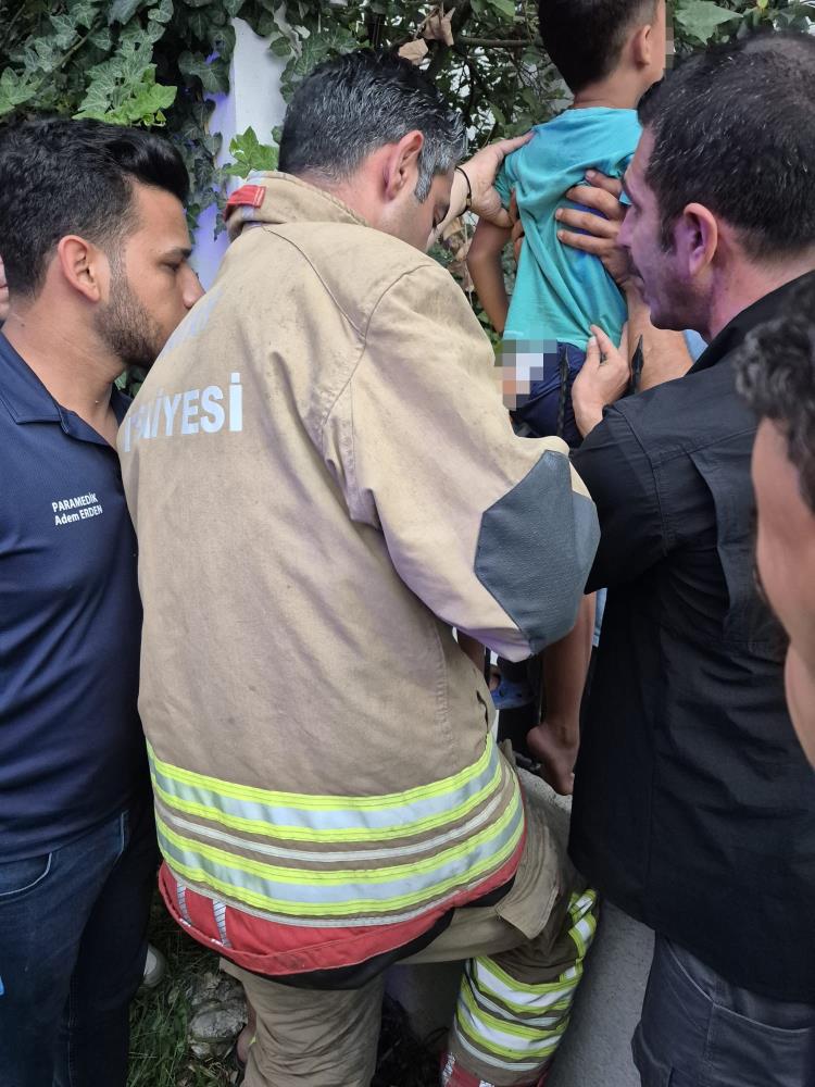 Hatay’ın İskenderun ilçesinde oyun oynarken demir korkuluklara sıkışan bir çocuk,