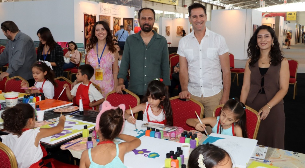 Hataylı Sanatçının Workshop’unda Minik Ressamlar Renkli Anlar Yaşadı Adana’da düzenlenen Çağdaş Sanat Fuarı, bu yıl minik sanatseverlere özel