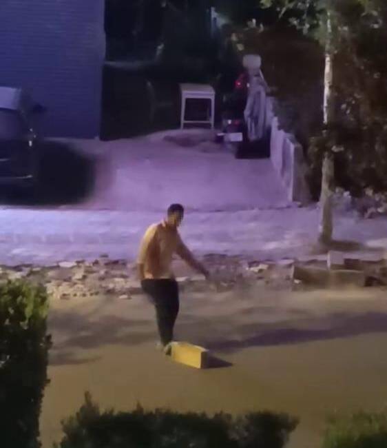 Hatay’ın Defne ilçesi Harbiye Mahallesi’nde gece saatlerinde yaşanan olay, çevredeki