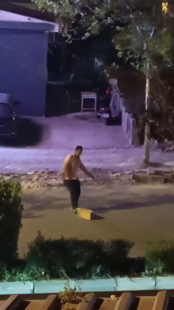 Hatay’ın Defne ilçesi Harbiye Mahallesi’nde gece saatlerinde yaşanan olay, çevredeki