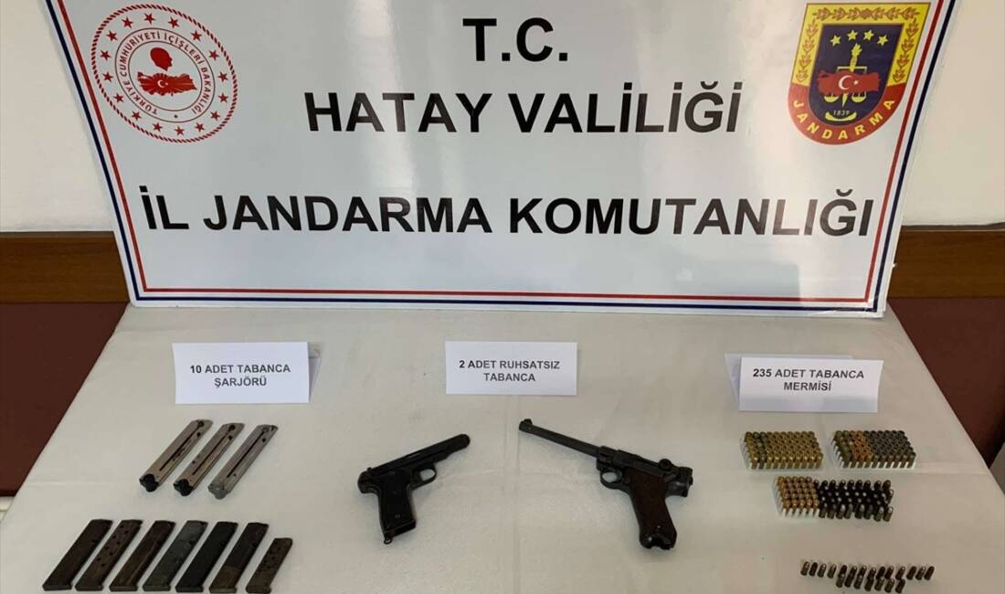 Hatay’ın Erzin ilçesinde düzenlenen operasyonda, ruhsatsız tabanca bulunduran 2 kişi