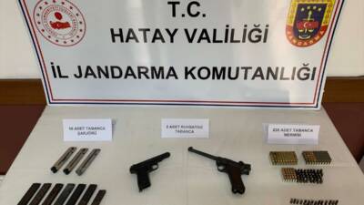 Hatay’ın Erzin ilçesinde düzenlenen operasyonda, ruhsatsız tabanca bulunduran 2 kişi