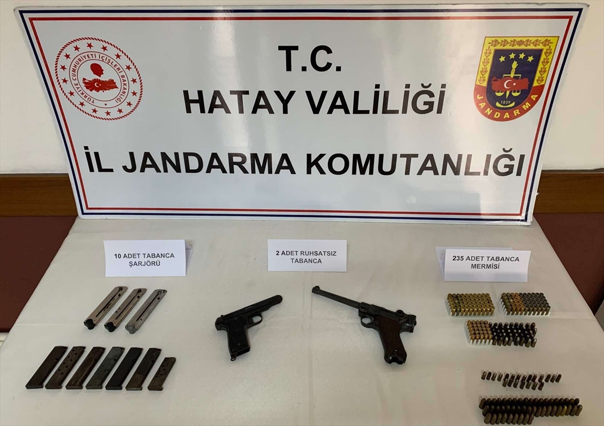 Hatay’ın Erzin ilçesinde düzenlenen operasyonda, ruhsatsız tabanca bulunduran 2 kişi