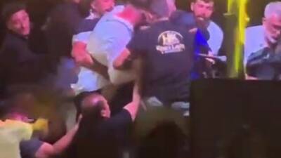 Hatay’da düğün esnasında halay başı olmak isteyerek kadın soliste saldıran