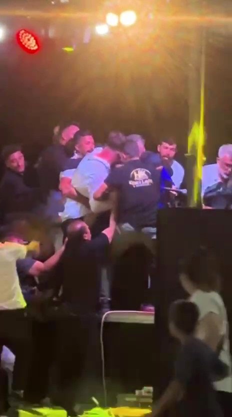 Hatay’da düğün esnasında halay başı olmak isteyerek kadın soliste saldıran