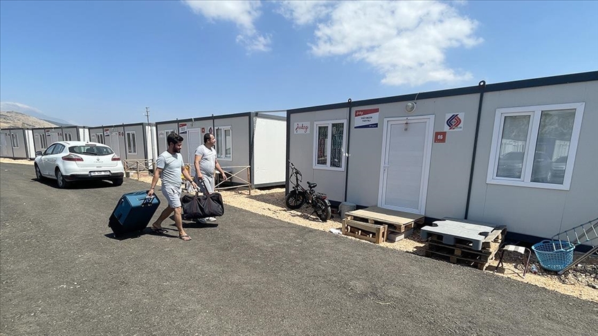 Hatay’da deprem sonrası evleri yıkılan ya da ağır hasar alan