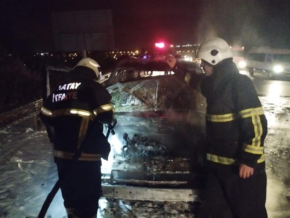 TEM otoyolu Dörtyol mevkiinde seyir halindeki ticari araç yanarak kullanılmaz