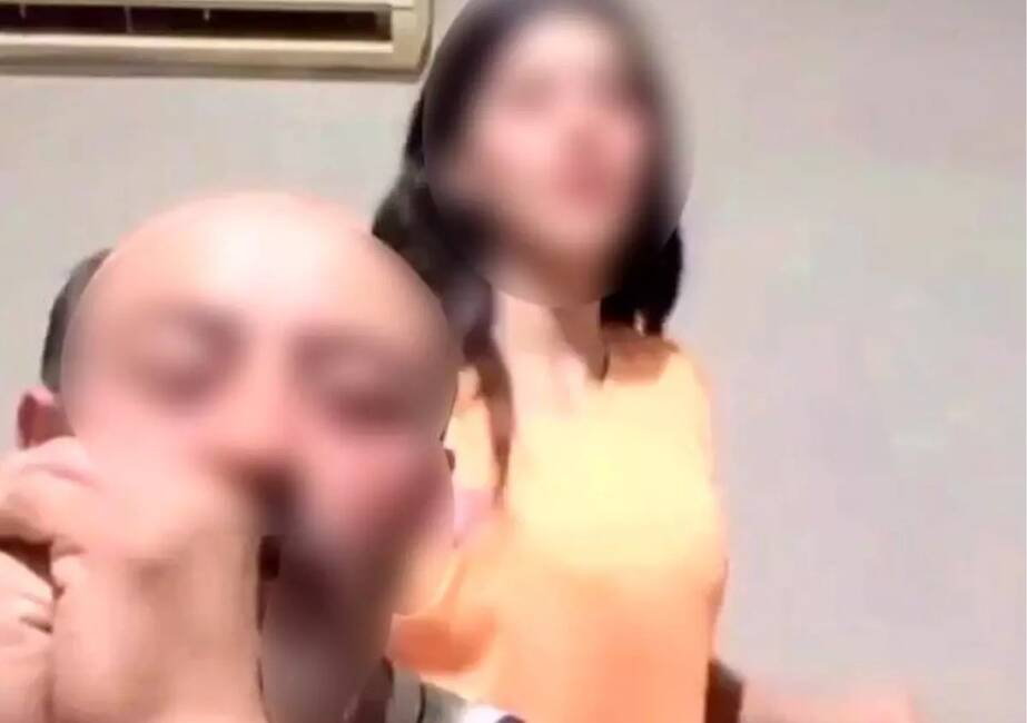 Hatay’ın Erzin ilçesinde, sosyal medya platformu TikTok’ta kızını dans ettirerek