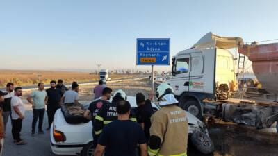 Hatay’ın Kumlu ilçesinde tır ile otomobilin çarpışması sonucu meydana gelen