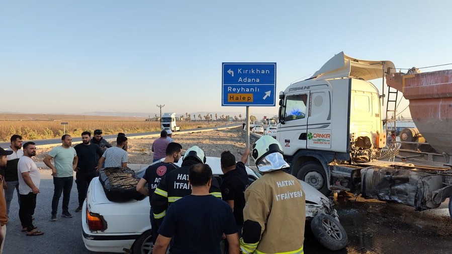 Hatay’ın Kumlu ilçesinde tır ile otomobilin çarpışması sonucu meydana gelen
