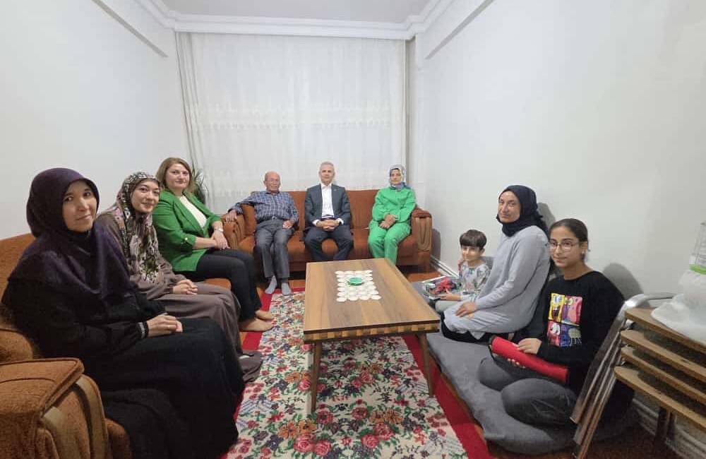 Vali Çiçekli’den Hataylı Depremzede Aileye Ziyaret Karaman Valisi Mehmet Fatih Çiçekli ve eşi Esengül Korkmaz Çiçekli