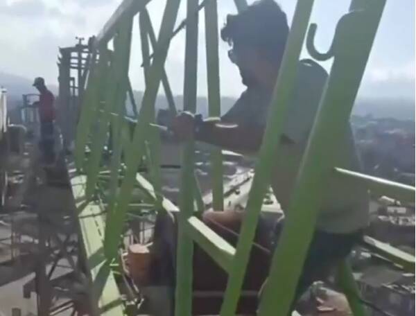 Hatay’daki TOKİ şantiyesinde çalışan işçiler, üç aydır alamadıkları maaşları için