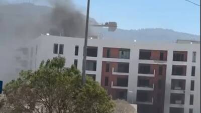 Antakya’da Vali Ürgen Parkı karşısında bulunan TOKİ şantiyesindeki bir binada