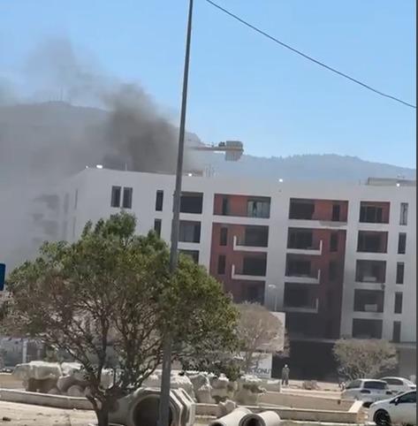 Antakya’da Vali Ürgen Parkı karşısında bulunan TOKİ şantiyesindeki bir binada