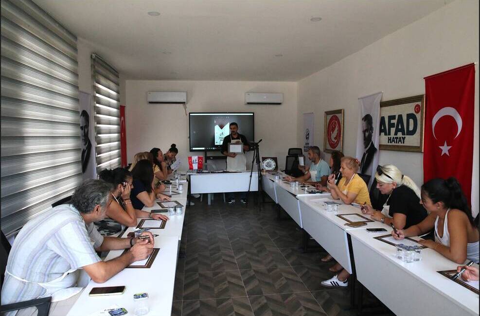 Hataylı depremzedeler fırça darbelerinde umut arıyor Hatay’da depremzede sanatçılar, Büyükşehir Belediyesi öncülüğünde düzenlenen “Atölye Günleri” etkinliğinde,