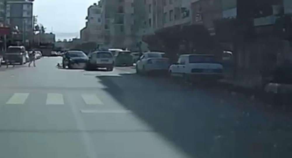 Payas’ta Sürücünün Dikkati Facianın Önüne Geçti Hatay’ın Payas ilçesinde yola aniden fırlayan bir çocuğu fark eden