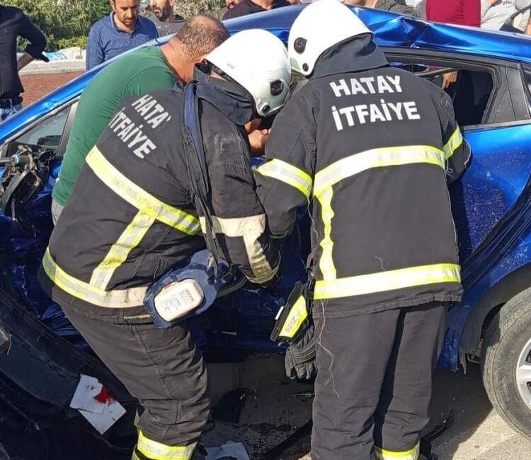 Hatay Trafiğinde Korkutan Anlar: Kavşakta Çarpışma Samandağ’da kavşakta yaşanan kazada 5 kişi yaralandı, yaralılar hastaneye kaldırıldı.
