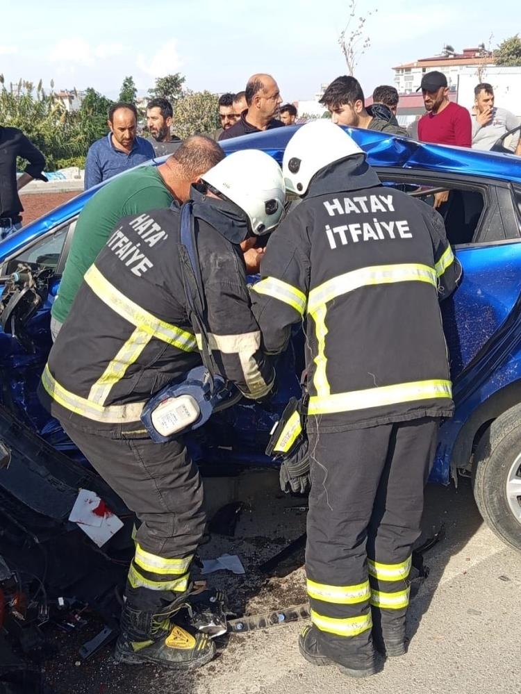 Samandağ’da kavşakta yaşanan kazada 5 kişi yaralandı, yaralılar hastaneye kaldırıldı.