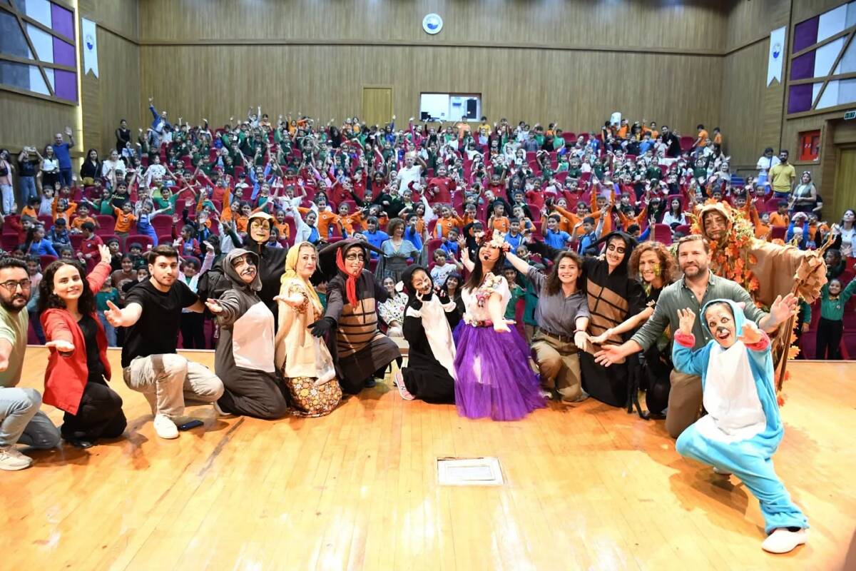 Hatay Masal Kervanı, Arsuz’da minik öğrencilerle keyifli ve eğlenceli bir