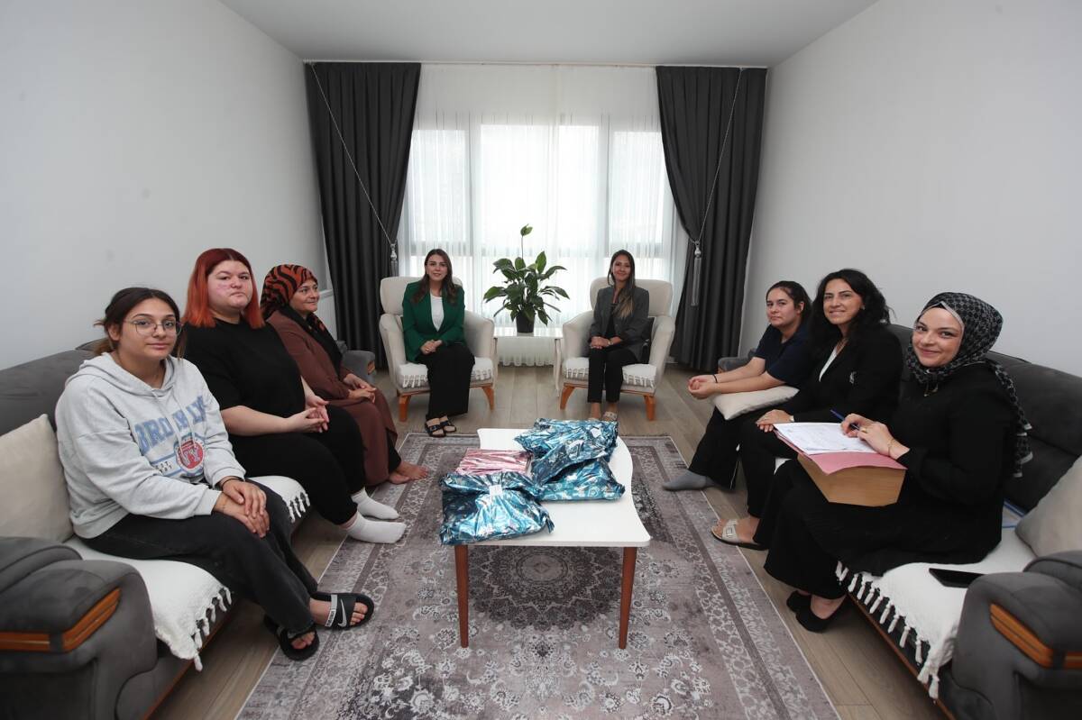 Hatay Valisi Mustafa Masatlı’nın eşi Esra Masatlı, devletin şefkat elini