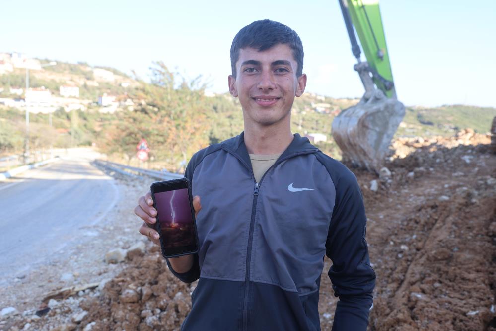 Hatay'da Adem Bozkurt, şimşekleri görüntülemek isterken, yakın noktaya isabet eden