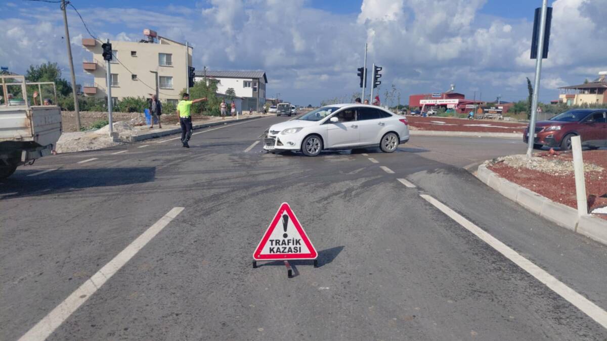 Hatay’ın Samandağ ilçesinde meydana gelen trafik kazasında iki otomobil çarpıştı.