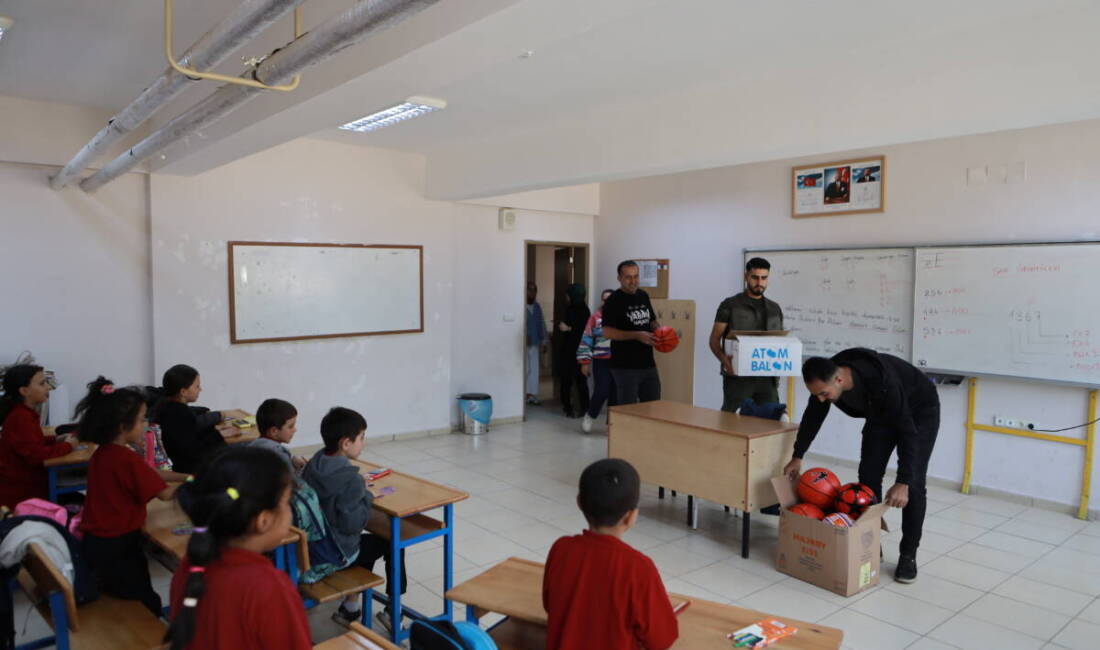 Depremzede çocuklara “Gülümseten Yarınlar” armağanı Hatay’ın Hassa ilçesinde Yaban Hayatını Koruma ve Dayanışma Derneği (YAKORDER),