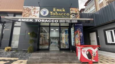 Hatay’ın İskenderun ilçesinde bir marketin önündeki dondurma dolabında bulunan ürünlerin