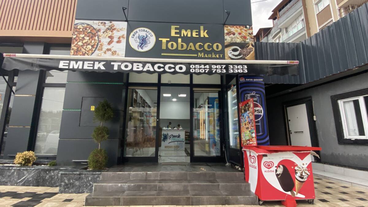 Hatay’ın İskenderun ilçesinde bir marketin önündeki dondurma dolabında bulunan ürünlerin