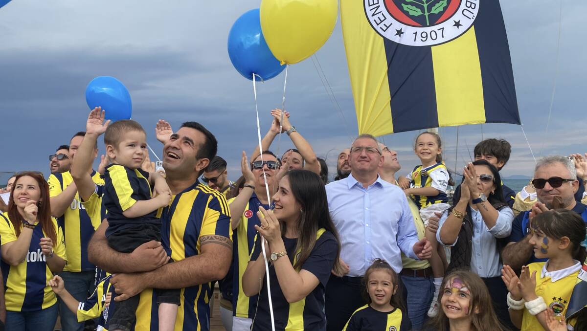 Hatay’ın İskenderun ilçesinde beyin kanserini yenmeyi başaran 3 yaşındaki Fenerbahçeli