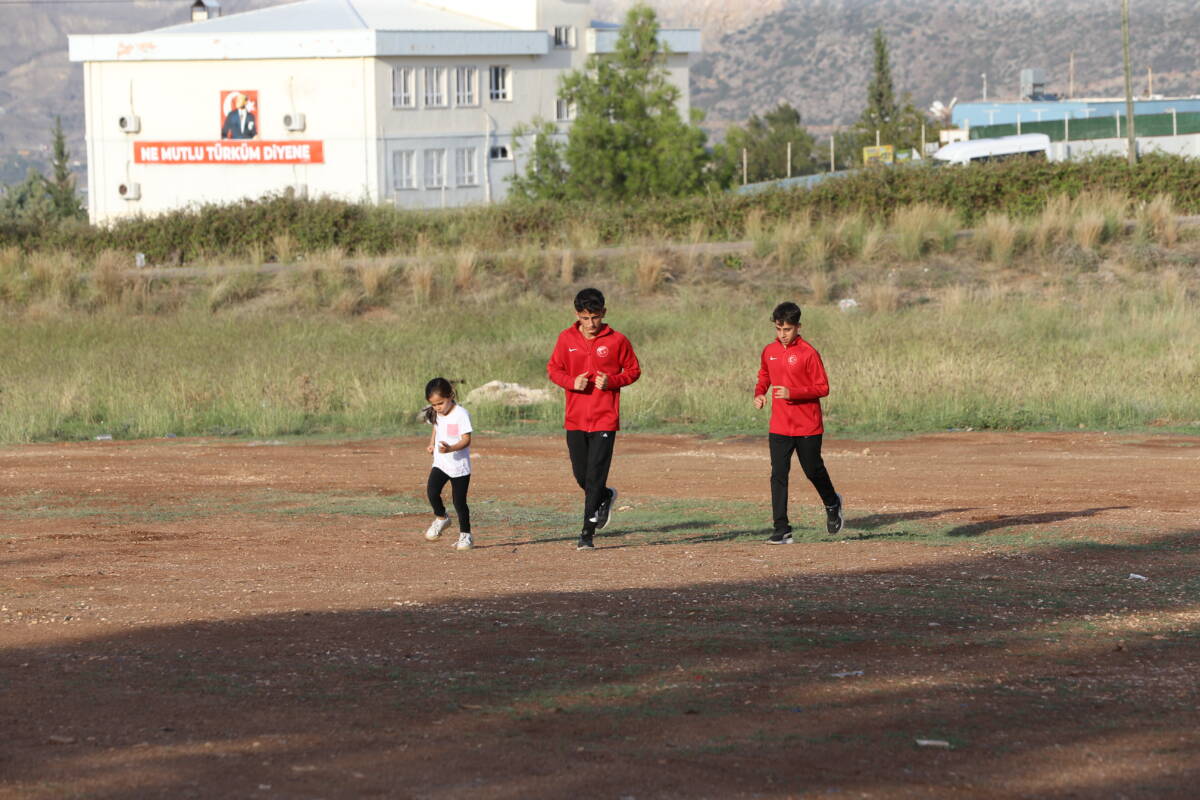 Hatay‘da 17 yaşındaki kuzenler Yasin ve Mehmet İlmi, depremler nedeniyle