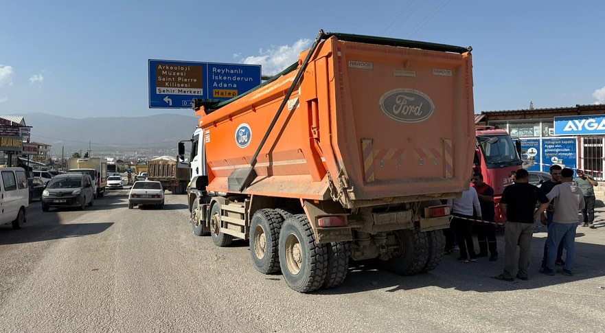 Hatay’ın Antakya ilçesinde yolun karşısına geçmeye çalışırken kamyonun çarpması sonucu