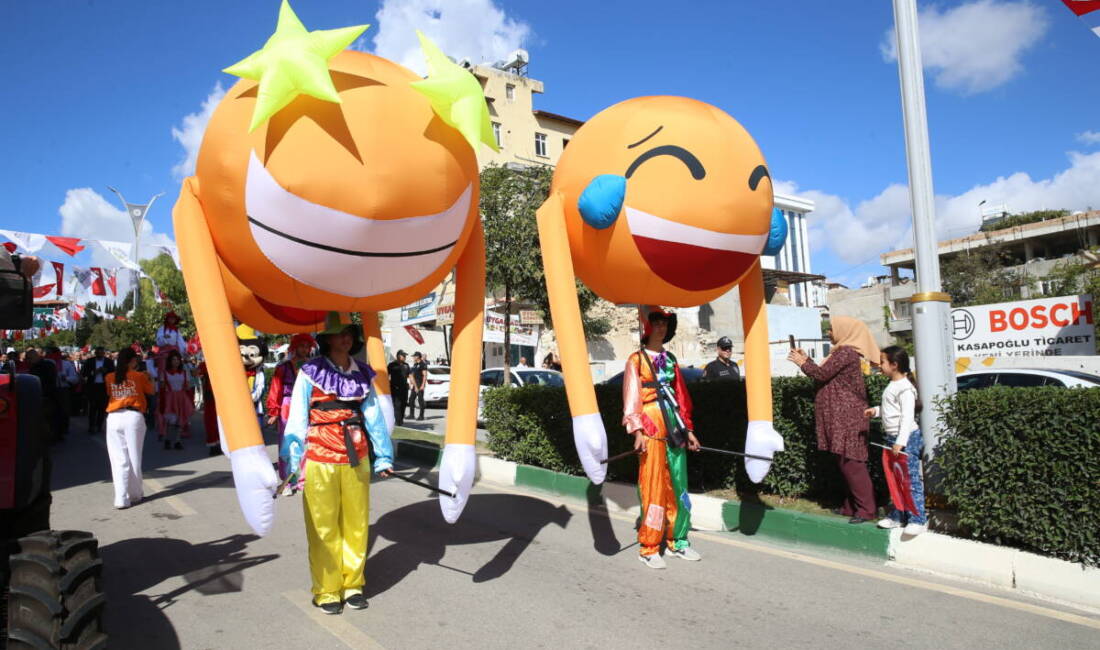 Altınözü’nde Festival Heyecanı: 9 Zeytin Fidanı Toprakla Buluştu Hatay’ın Altınözü ilçesinde düzenlenen 9. Zeytin, Zeytinyağı ve Gastronomi Festivali,