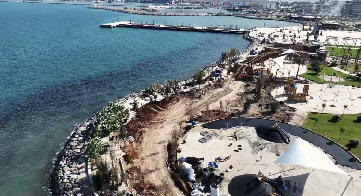 Hatay’ın İskenderun ilçesinde, 6 Şubat 2023 depremlerinde 80 santimetre çökme