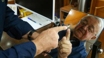 Kastamonu’da yaklaşık 60 yıldır gözlükçülük yapan İsmail Kargılı, gözlük camlarını