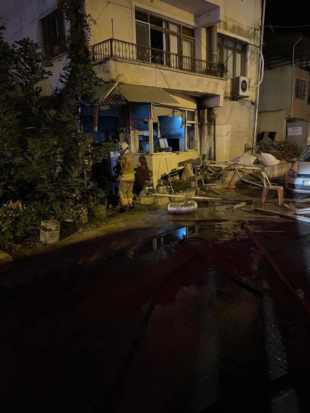 Hatay’ın Samandağ ilçesi Yeni Mahalle’de bulunan bir fırında akşam saatlerinde
