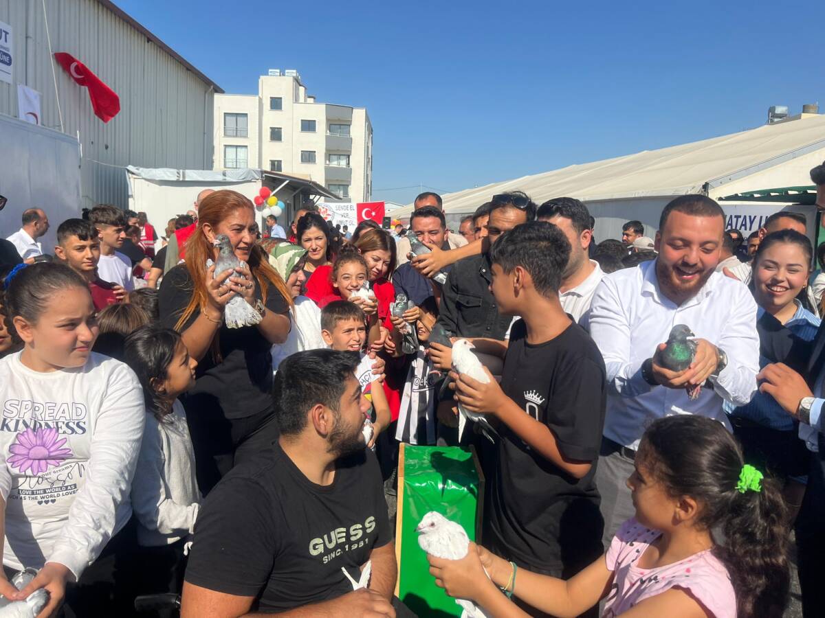 Depremin yaralarını sarmak için sahada gönüllü olarak görev yapan “Depremzedelerin