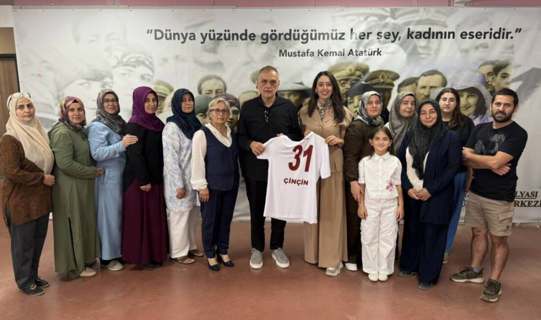 Çinçin’den Depremzede Kadınlara Destek İçin Kurulan Atölyeye Ziyaret Hatay Ticaret ve Sanayi Odası (HTSO) Başkanı Hikmet Çinçin, oda
