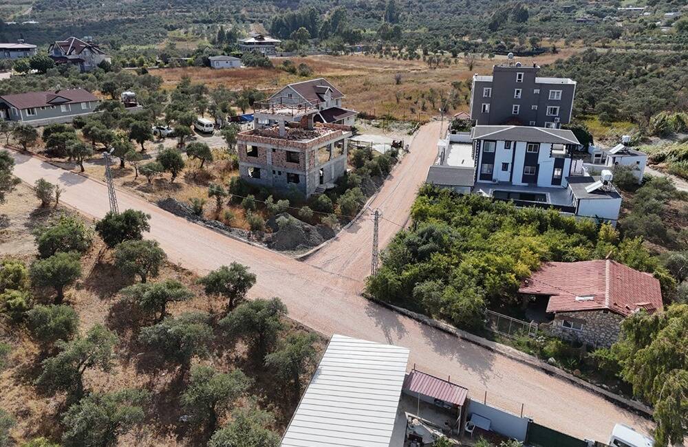 Hatay Büyükşehir Belediyesi (HBB), kent genelinde yürüttüğü yol yapım ve