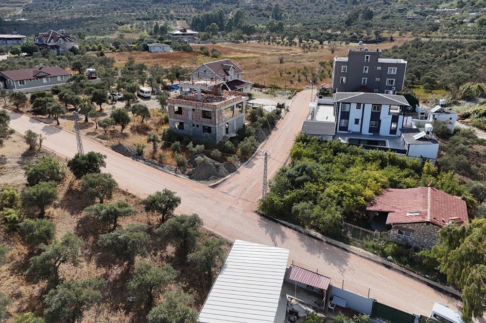 Hatay Büyükşehir Belediyesi (HBB), kent genelinde yürüttüğü yol yapım ve