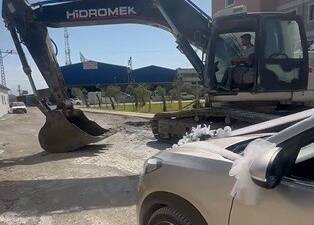 Hatay’da operatör Uğur Hüsnüoğlu’nun iş makinesiyle gelin arabasının yolunu kestiği