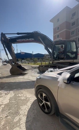 Hatay’da operatör Uğur Hüsnüoğlu’nun iş makinesiyle gelin arabasının yolunu kestiği