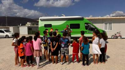 Hatay’da 6 Şubat 2023’te Kahramanmaraş merkezli depremlerin ardından yaşamını konteyner