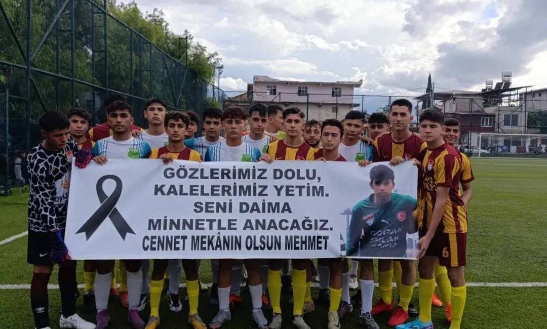 Hataylı Madenboyusporlu Mehmet’e Duygulandıran Anma Geçtiğimiz günlerde elim bir trafik kazasında hayatını kaybeden Hatay amatör
