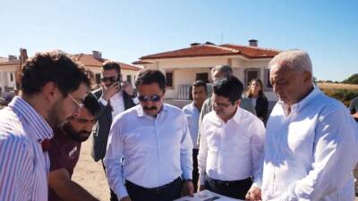 Depremin izlerinin silinmesi için çalışmaların sürdüğü Hatay’da, Arsuz’un Arpaderesi Mahallesi’nde