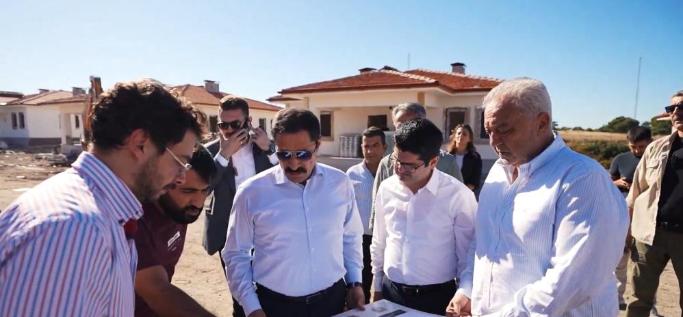 Depremin izlerinin silinmesi için çalışmaların sürdüğü Hatay’da, Arsuz’un Arpaderesi Mahallesi’nde