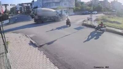 Hatay’ın Dörtyol ilçesinde beton mikseriyle otomobilin çarpışması sonucu meydana gelen