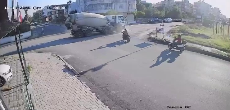 Hatay’ın Dörtyol ilçesinde beton mikseriyle otomobilin çarpışması sonucu meydana gelen