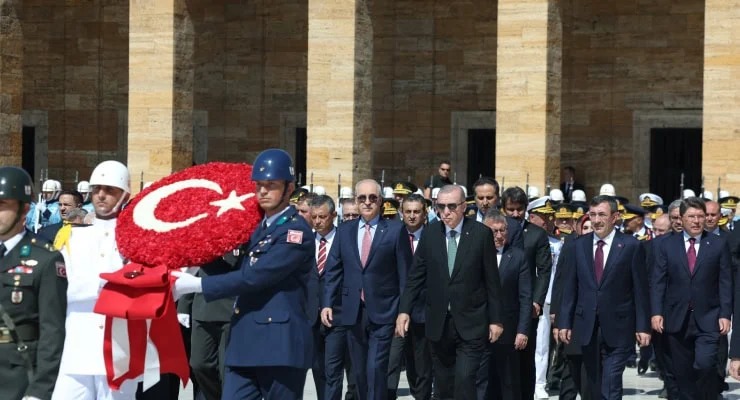 Anıtkabir’de yine Erdoğan sloganları atıldı Ankara’da 29 Ekim Cumhuriyet Bayramı nedeniyle düzenlenen resmi törende bir