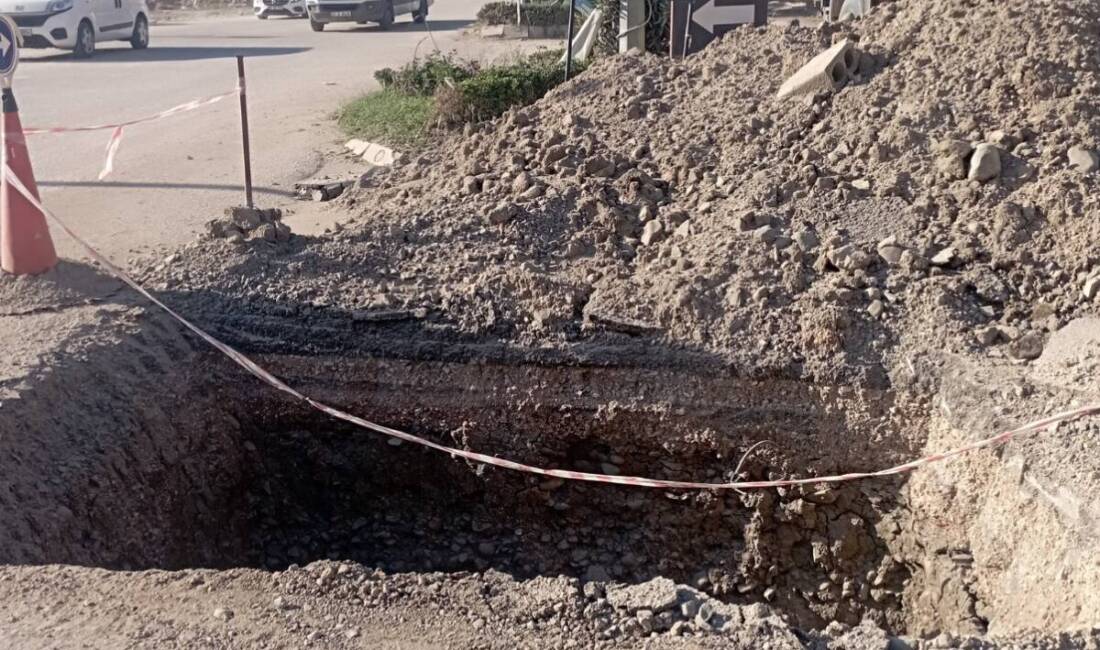 Defne’de açık çukur tehlikesine muhtardan sert tepki Hatay’ın Defne ilçesi Akdeniz Mahallesi’nde yürütülen altyapı çalışmaları sırasında açılan